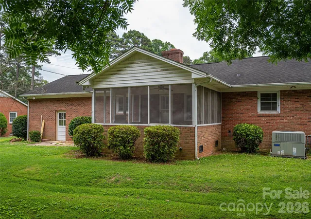 Photo 3 of Single family home for sale at 225 Dogwood Dr, Mount Holly, NC 28120 | MLS# 4391636 | Listing updated on 2026-10-05