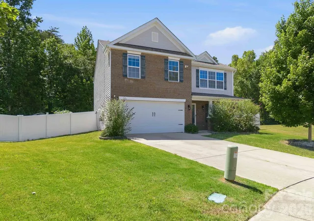 Photo 1 of Single family home for sale at 5904 Ellimar Fld Ln, Charlotte, NC 28215 | MLS# 4391881 | Listing updated on 2026-06-12