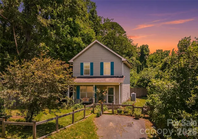 Photo 3 of Single family home for sale at 7 Dogwood Ln, Asheville, NC 28803 | MLS# 4391992 | Listing updated on 2026-09-22