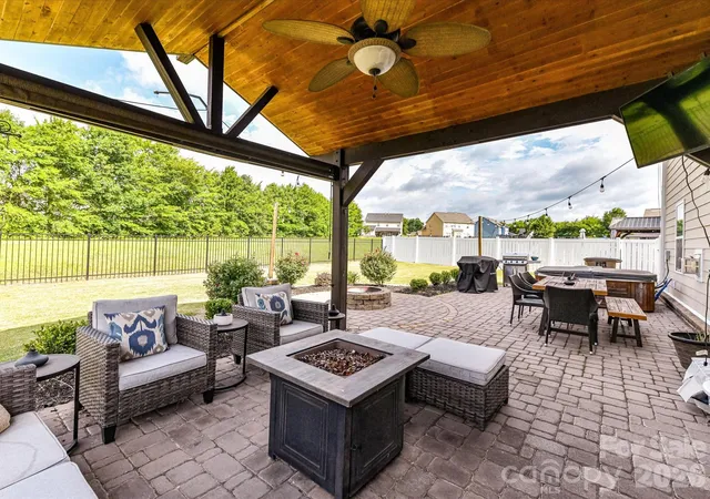Photo 4 of Single family home for sale at 1033 Blue Strm Ln, Indian Trail, NC 28079 | MLS# 4392083 | Listing updated on 2026-09-22