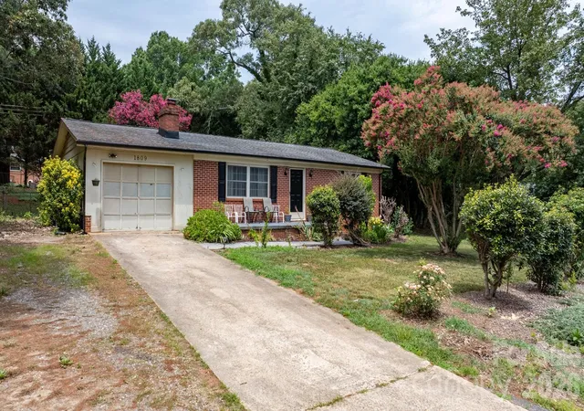 Homes for sale in Hickory, NC | 1809 31st St Ne, Hickory, NC 28601 | MLS# 4392150