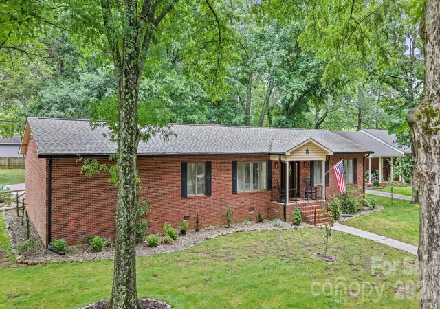 Photo 3 of Single family home for sale at 406 S Magnolia St, Mooresville, NC 28115 | MLS# 4392221 | Listing updated on 2026-07-27
