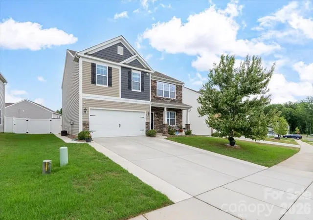 Photo 2 of Single family home for sale at 8022 Rowling Dr, Charlotte, NC 28215 | MLS# 4392277 | Listing updated on 2026-09-03