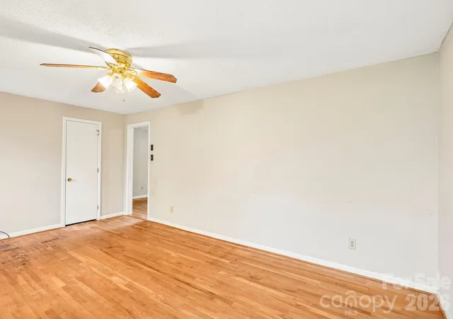 Photo 4 of Single Family Residence at 2130 23rd Street Pl NE, Hickory, NC 28601 | MLS# 4392290 | | Sold on 2026-10-08