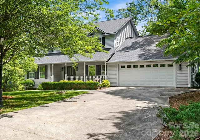 Photo 3 of Single family home for sale at 302 Shadecrest Ln, Mills River, NC 28759 | MLS# 4392310 | Listing updated on 2026-09-22