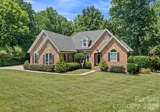 Homes for sale in Lake Wylie, SC | 305 Forbes Ct, Lake Wylie, SC 29710 | MLS# 4392345