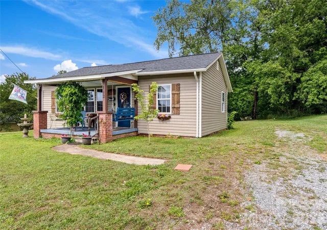 3rd image of 112 Hillcrest St, Jonesville, NC 28642 | MLS# 4392397