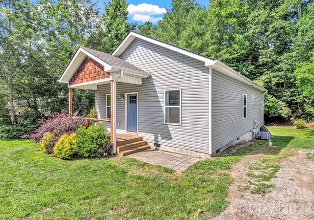 Photo 3 of Single family home for sale at 330 Old County Home Rd, Asheville, NC 28806 | MLS# 4392408 | Listing updated on 2026-10-04