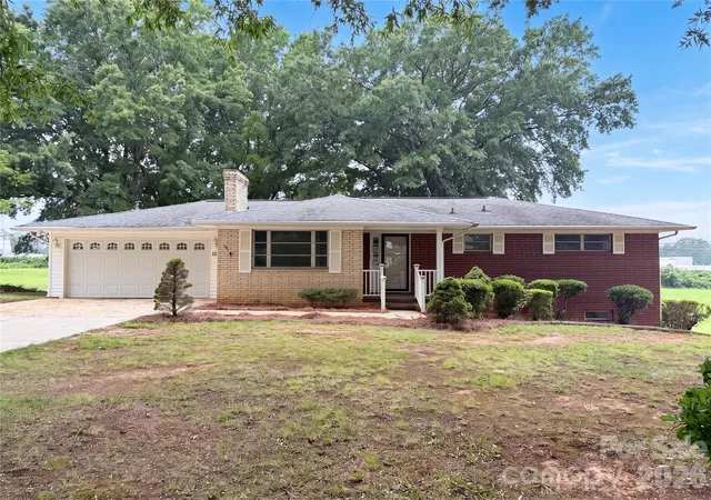Photo 1 of Single family home for sale at 1580 W Cloaninger Ave, Statesville, NC 28625 | MLS# 4392487 | Listing updated on 2026-10-12