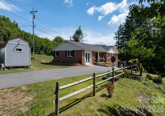 Homes for sale in Spruce Pine, NC | 35 Glendale Dr, Spruce Pine, NC 28777 | MLS# 4392676