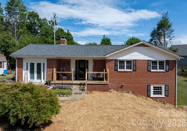 Homes for sale in Spruce Pine, NC | 35 Glendale Dr, Spruce Pine, NC 28777 | MLS# 4392676