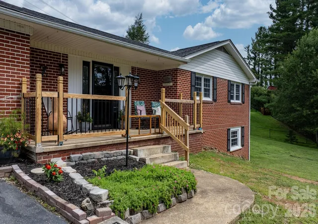 Photo 2 of Single family home for sale at 35 Glendale Dr, Spruce Pine, NC 28777 | MLS# 4392676 | Listing updated on 2026-09-03