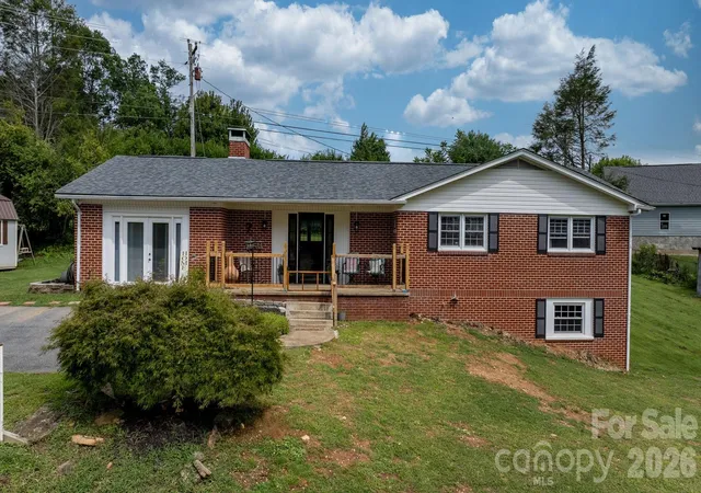 Photo 3 of Single family home for sale at 35 Glendale Dr, Spruce Pine, NC 28777 | MLS# 4392676 | Listing updated on 2026-09-03