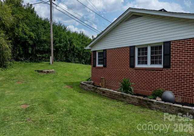 Photo 5 of Single family home for sale at 35 Glendale Dr, Spruce Pine, NC 28777 | MLS# 4392676 | Listing updated on 2026-09-03