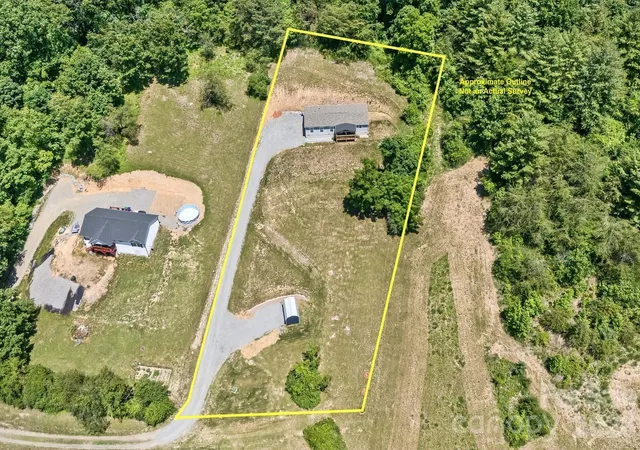 Photo 3 of Single family home for sale at 27 Spuds Ln, Weaverville, NC 28787 | MLS# 4392739 | Listing updated on 2026-09-21