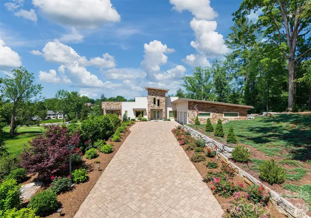 Photo 2 of Mansion for sale at 123 Wembley Rd, Asheville, NC 28804 | MLS# 4392836 | Listing updated on 2026-10-06