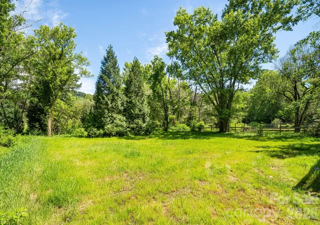 Photo 3 of Single family home for sale at 468 Beaverdam Rd, Asheville, NC 28804 | MLS# 4392891 | Listing updated on 2026-09-24
