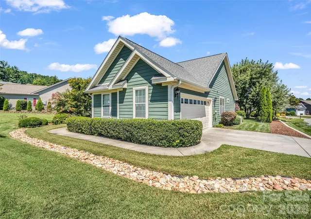 Photo 3 of Single family home for sale at 17 Black Iron Ln, Hendersonville, NC 28792 | MLS# 4393003 | Listing updated on 2026-08-28