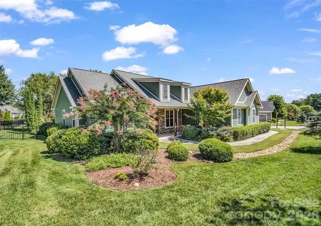 Photo 4 of Single family home for sale at 17 Black Iron Ln, Hendersonville, NC 28792 | MLS# 4393003 | Listing updated on 2026-08-28
