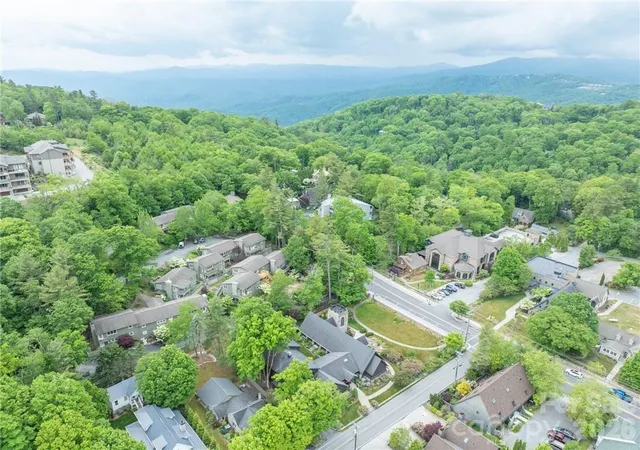 Listing Photo 4 - Condo for sale in building located at 202 Vlg Grn Rd, Blowing Rock, NC 28605