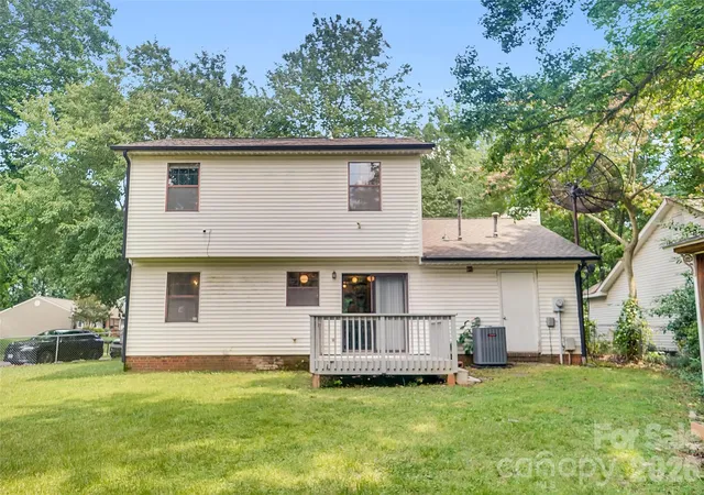 Photo 2 of Single family home for sale at 900 Highland Mist Ln, Charlotte, NC 28215 | MLS# 4393078 | Listing updated on 2026-08-25