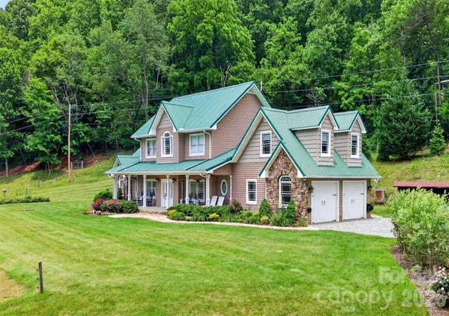 Photo 2 of Single family home for sale at 227 Black Bear Cvs, Clyde, NC 28721 | MLS# 4393191 | Listing updated on 2026-09-22