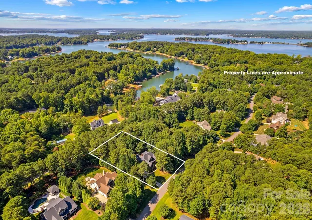 Photo 2 of Single family home for sale at 164 Bayberry Crk Cir, Mooresville, NC 28117 | MLS# 4393248 | Listing updated on 2026-09-24