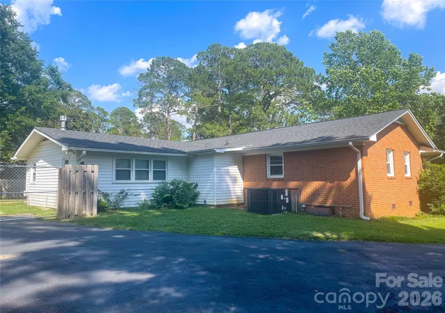 Photo 3 of Single family home for sale at 14 Hamden Cir, Cheraw, SC 29520 | MLS# 4393268 | Listing updated on 2026-08-15