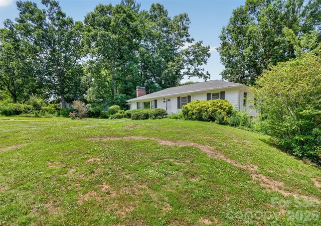 Photo 3 of Single family home for sale at 3112 Wesley Way, Hendersonville, NC 28792 | MLS# 4393295 | Listing updated on 2026-08-12
