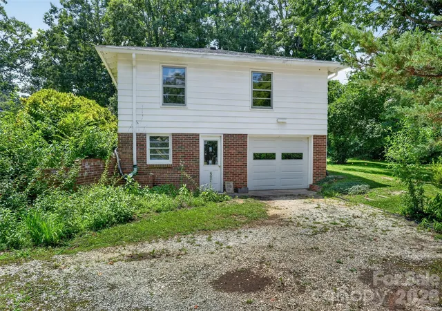 Photo 3 of Single family home for sale at 3112 Wesley Way, Hendersonville, NC 28792 | MLS# 4393295 | Listing updated on 2026-08-12