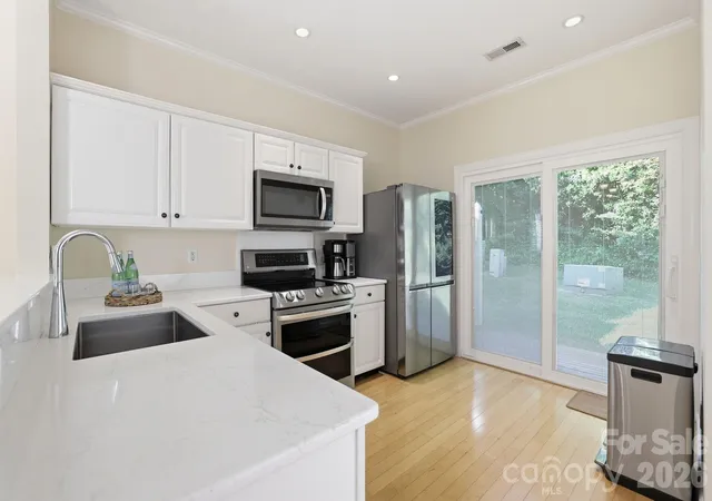 Photo 4 of Townhouse for sale at 16936 Commons Crk Dr, Charlotte, NC 28277 | MLS# 4393429 | Listing updated on 2026-09-30
