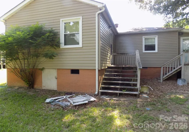 Photo 2 of Single family home for sale at 308 S Vine St, Gastonia, NC 28052 | MLS# 4393453 | Listing updated on 2026-09-11