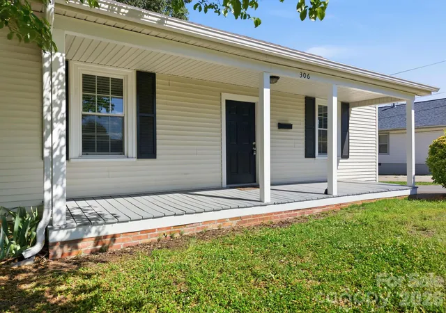 Photo 3 of Single family home for sale at 306 York Ave, Kannapolis, NC 28083 | MLS# 4393468 | Listing updated on 2026-08-31