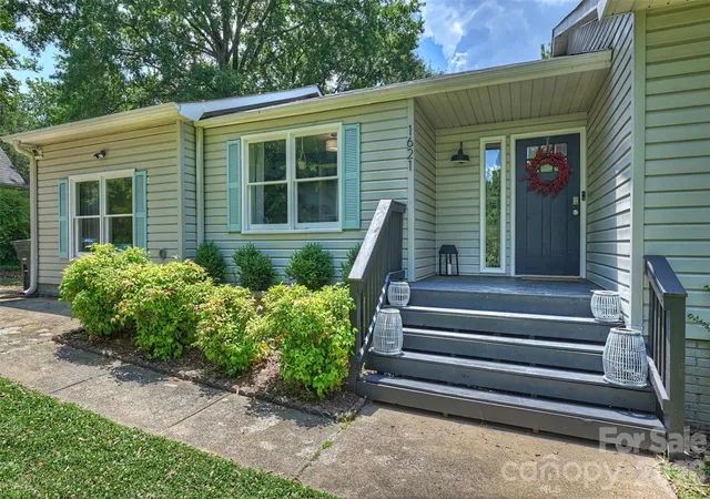 Photo 3 of Single family home for sale at 1621 Brook Dr, Fort Mill, SC 29708 | MLS# 4393483 | Listing updated on 2026-06-18