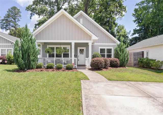 Photo 2 of Single family home for sale at 1613 Newcastle St, Charlotte, NC 28216 | MLS# 4393517 | Listing updated on 2026-08-09