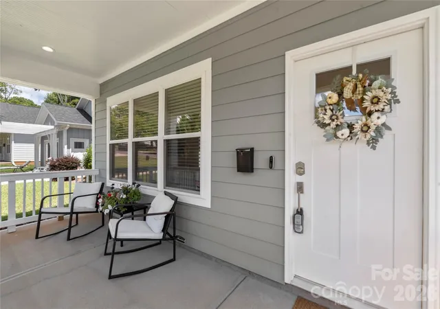Photo 4 of Single family home for sale at 1613 Newcastle St, Charlotte, NC 28216 | MLS# 4393517 | Listing updated on 2026-08-09