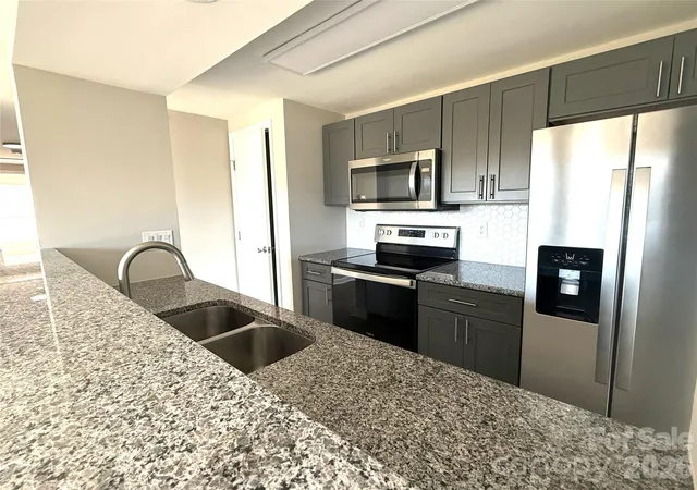 image of 1604 Arlyn Cir #J, Charlotte, NC 28213 | MLS# 4393622