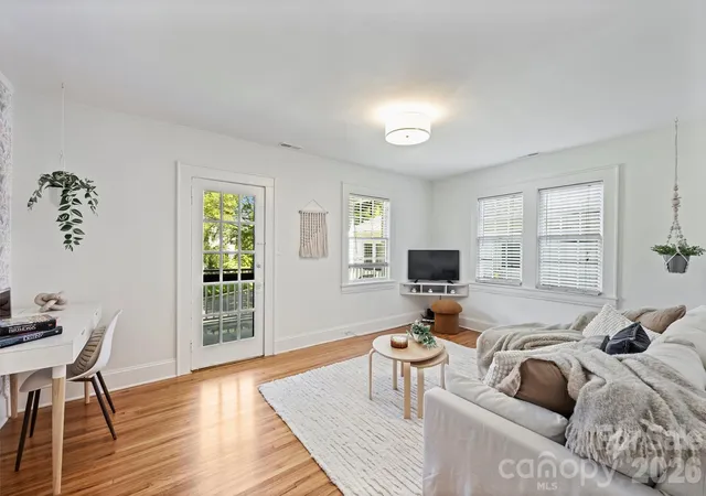 Photo 3 of Condo for sale at 118 N Laurel Ave, Charlotte, NC 28207 | MLS# 4393632 | Listing updated on 2026-10-02