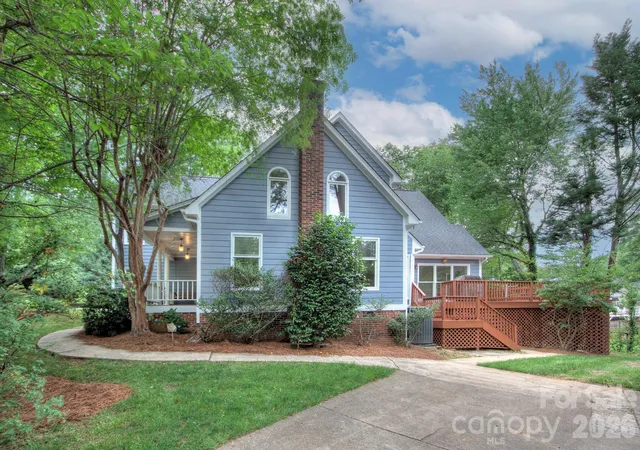 Photo 2 of Single family home for sale at 2000 Victorian Pl, Charlotte, NC 28203 | MLS# 4393683 | Listing updated on 2026-09-29
