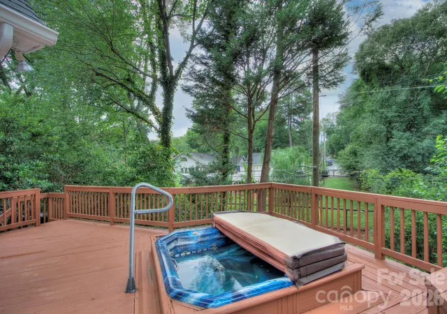 Photo 4 of Single family home for sale at 2000 Victorian Pl, Charlotte, NC 28203 | MLS# 4393683 | Listing updated on 2026-09-29