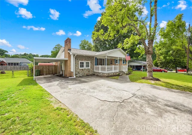 Photo 4 of Single family home for sale at 205 Gaddis Dr, Mount Holly, NC 28120 | MLS# 4393713 | Listing updated on 2026-09-24