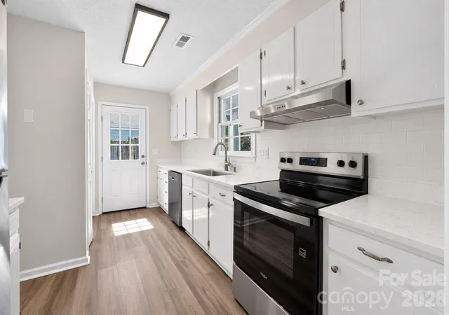 Photo 2 of Single family home for sale at 7812 Surreywood Pl, Charlotte, NC 28270 | MLS# 4393733 | Listing updated on 2026-10-28