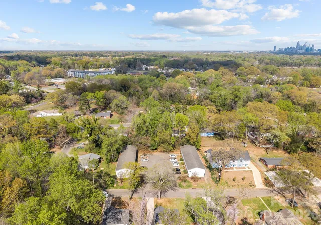 Listing Photo 2 - Condo for sale in building located at 2909 Burgess Dr, Charlotte, NC 28208