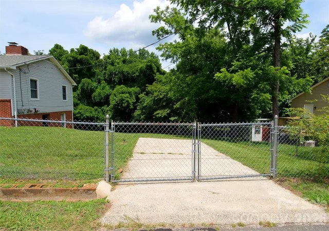 Photo 4 of Single family home for sale at 309 Morehead Rd, Marion, NC 28752 | MLS# 4393785 | Listing updated on 2026-08-31