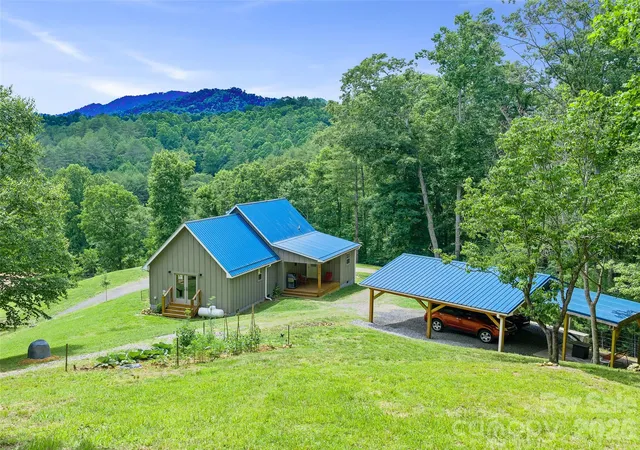 Photo 3 of Single family home for sale at 109 Tall Timber Ln, Green Mountain, NC 28740 | MLS# 4393810 | Listing updated on 2026-08-12