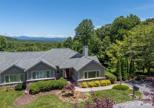 Photo 3 of Townhouse for sale at 2 Meadow Ridge Ln, Hendersonville, NC 28739 | MLS# 4393819 | Listing updated on 2026-10-09