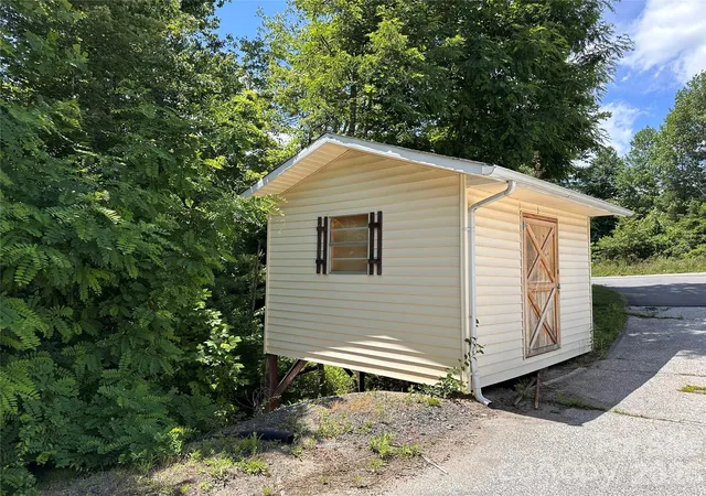 Homes for sale in Spruce Pine, NC | 422 Us Hwy 19e Hwy, Spruce Pine, NC 28777 | MLS# 4393925