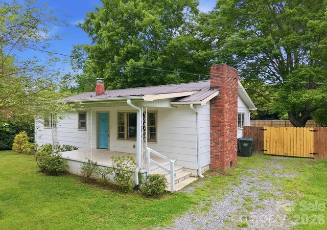 Homes for sale in Waynesville, NC | 31 Edwards St, Waynesville, NC 28786 | MLS# 4394084