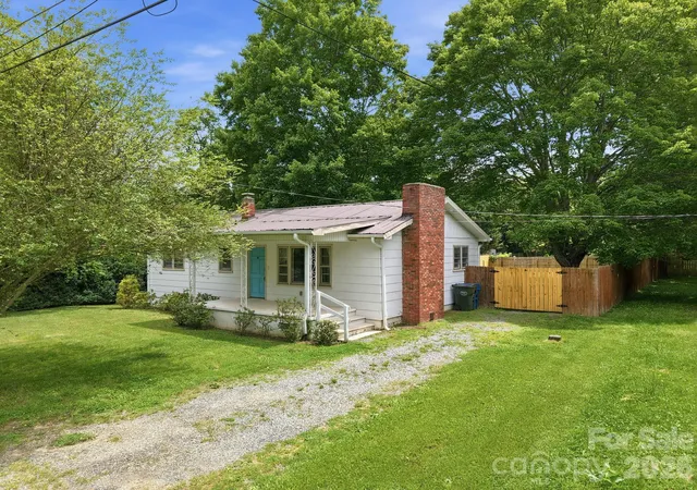 Homes for sale in Waynesville, NC | 31 Edwards St, Waynesville, NC 28786 | MLS# 4394084