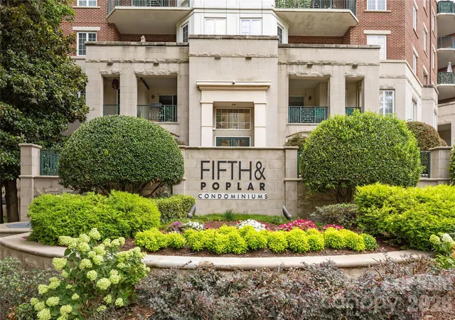 2nd image of 300 W 5Th St, Charlotte, NC 28202